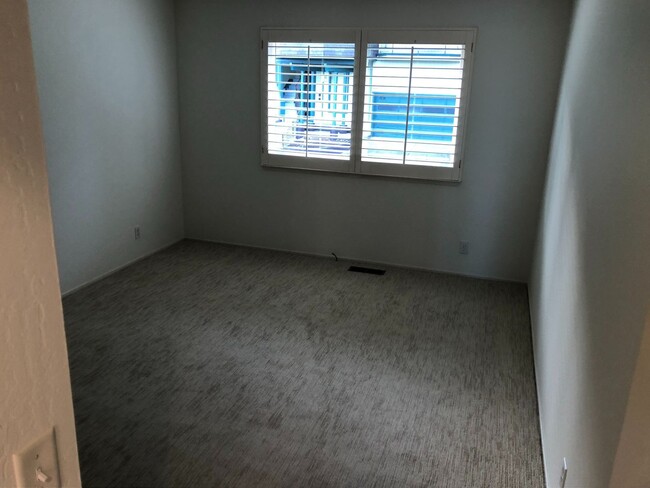 Building Photo - Huge and bright top floor 3 bedroom flat w...