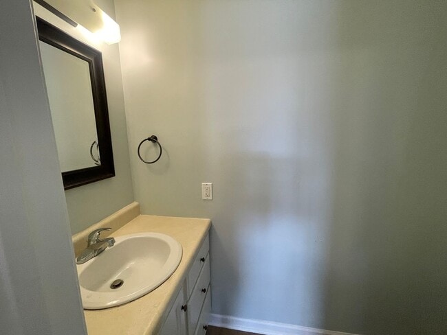 Building Photo - Townhome with central air and a garage!