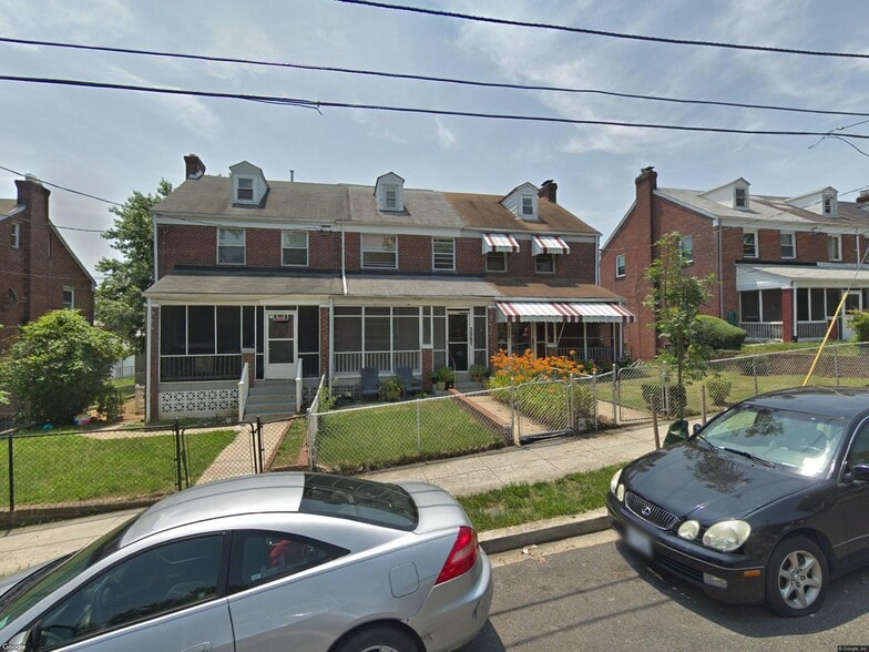 Quaint front yard with day lilies! - 3967 Ames St NE
