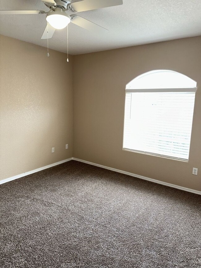 Building Photo - Unfurnished Full Time