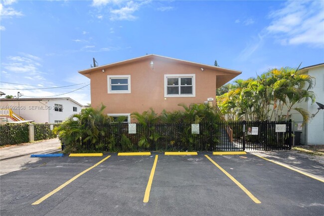 Building Photo - 608 SW 16th Ave