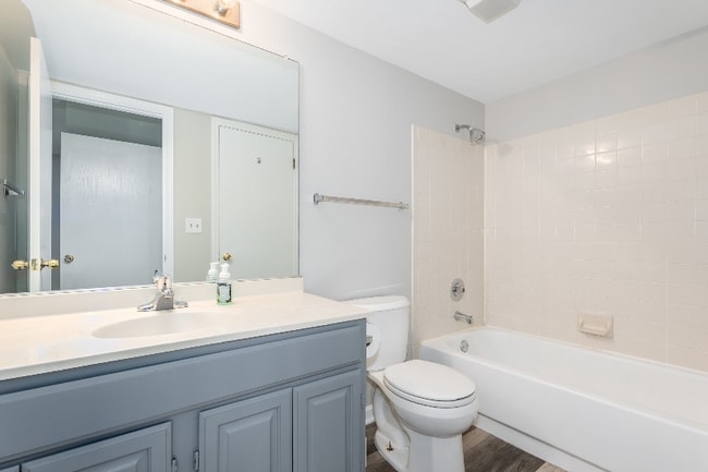 Building Photo - 210 Glengarry Dr