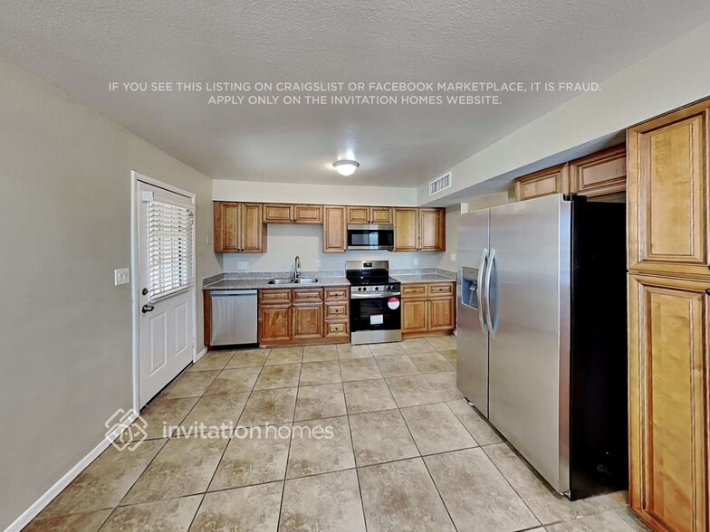 Building Photo - 1120 S Lilac Cir