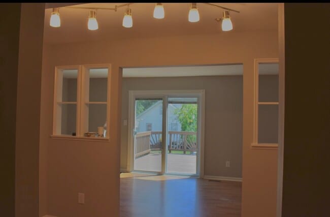 Dining area - 5010 Kenilworth Ave