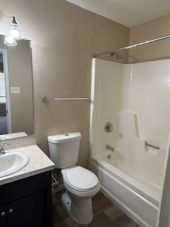 Building Photo - 725 Duke Ave