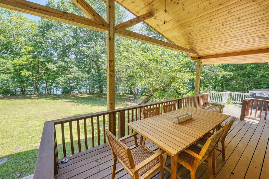 Building Photo - 20891 Lakeshore Dr