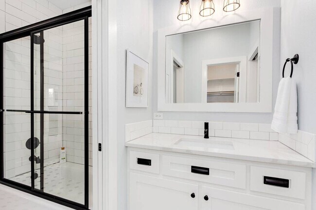 Building Photo - 319 NW A St