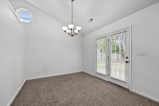 Building Photo - Convenient 3-Bedroom Rental with Fenced Ya...