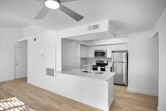 Building Photo - 3 Bedroom, 2 Full Bath Condo In Great Location