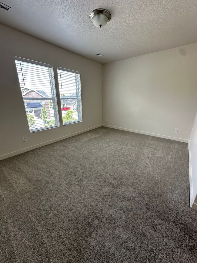 Building Photo - Gorgeous Townhome!!!