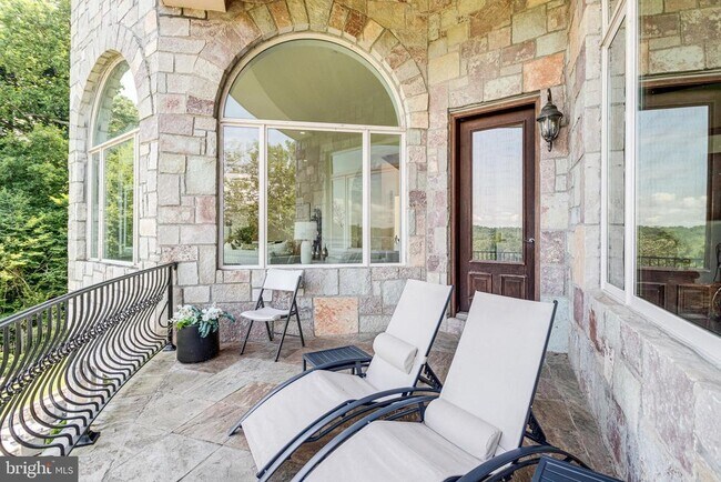 Building Photo - 612 Rivercrest Dr