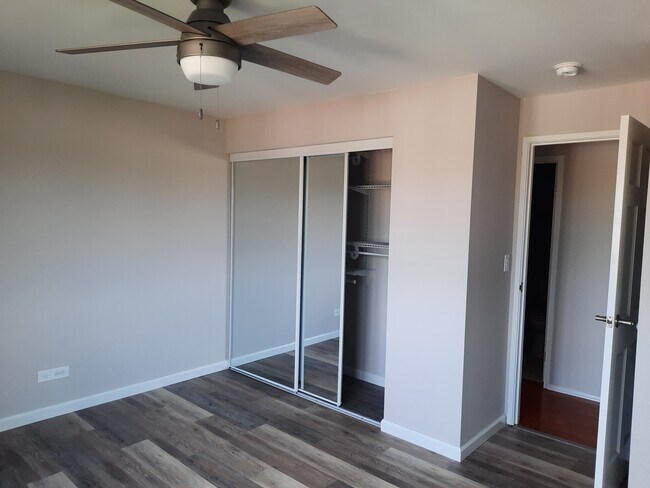 Guest bedroom with sliding mirror closet doors and adjustable closet organizer. - 434 Clinton Pl