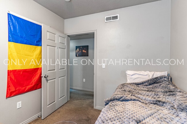 Building Photo - 892 E 700 N