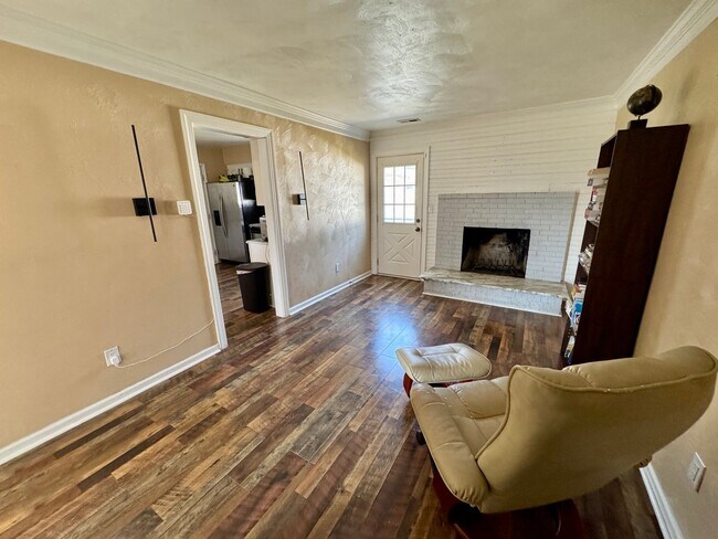 Building Photo - 3 bed/2 bath home on large corner lot