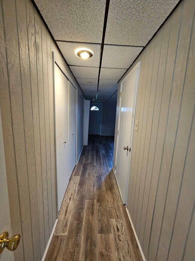 Building Photo - 3 Bedroom 1.5  bathroom End unit Townhouse near Bethlehem Catholic High School.