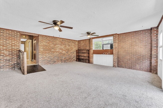 Building Photo - Charming 3-Bed, 2-Bath Haven in Anderson w...