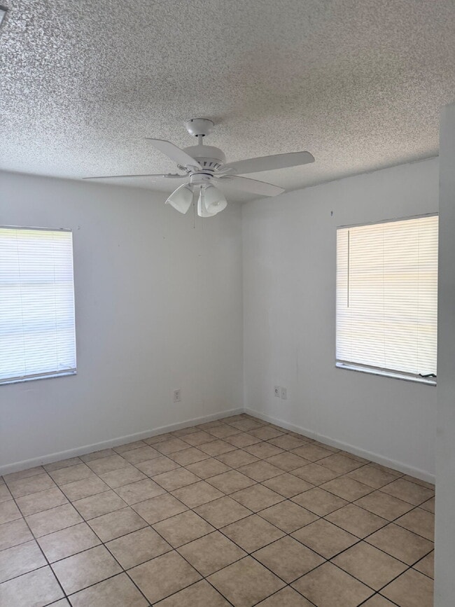 Building Photo - 3 Bedroom 2 Bathroom Oversized 2 Car Garage with a Pool!
