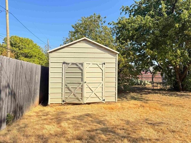Building Photo - 2128 Richmond Dr