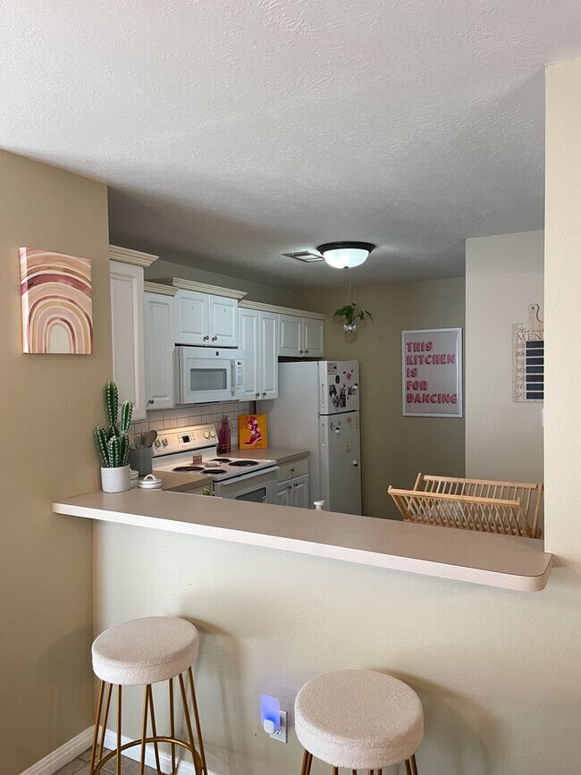 Building Photo - Beautiful 4 Bed, 3 Bath Minutes from Campus!