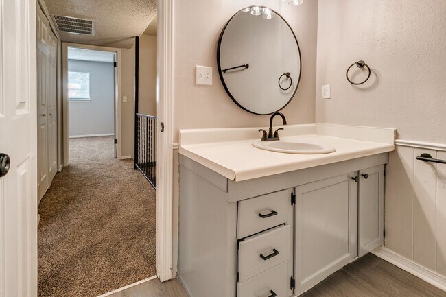 Building Photo - Newly Renovated 2bed 2 bath !Townhome