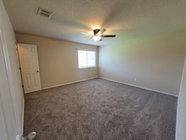 Building Photo - Charming 4 beds 2 baths in San Antonio!