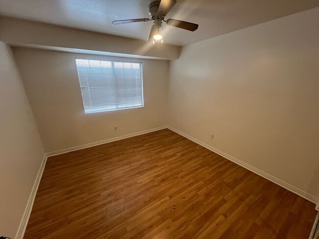 Building Photo - 3 bedrom 2.5 bath Gated Community Townhome with community  Pool, Spa & Private Garage