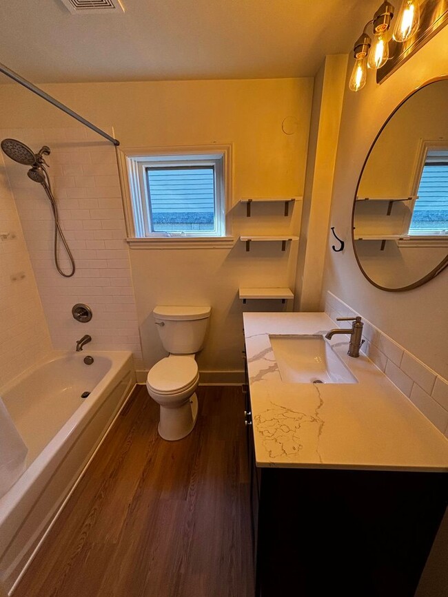 Building Photo - Charming duplex-style house in the heart of Green Lake and Tangletown