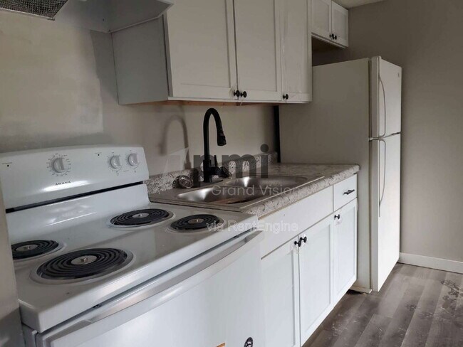 Building Photo - 465 E Main St