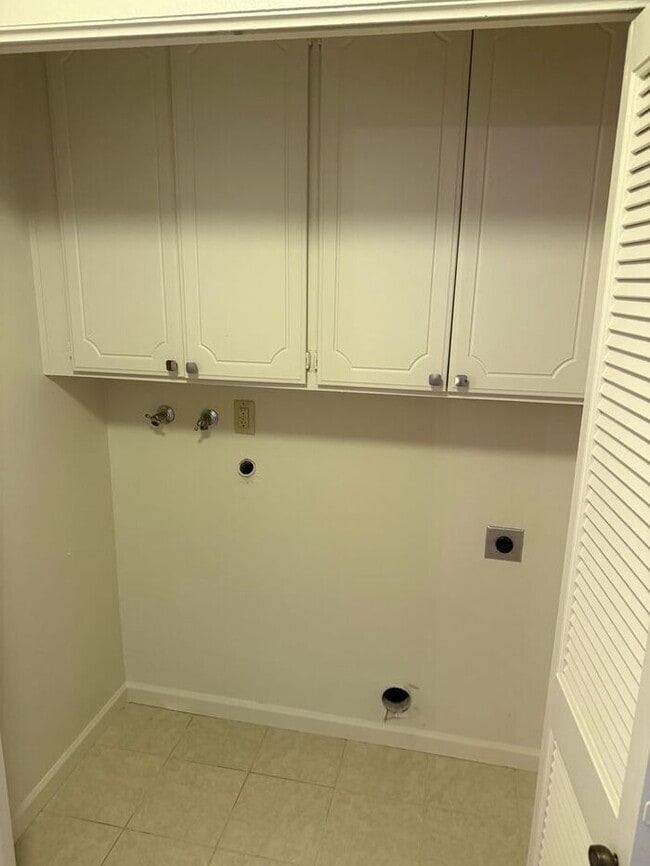 Building Photo - Great 2 Bedroom 2 Bath Townhouse