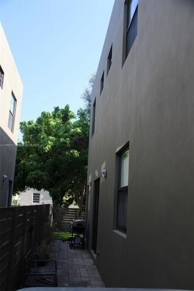 Building Photo - 2944 SW 27th Terrace