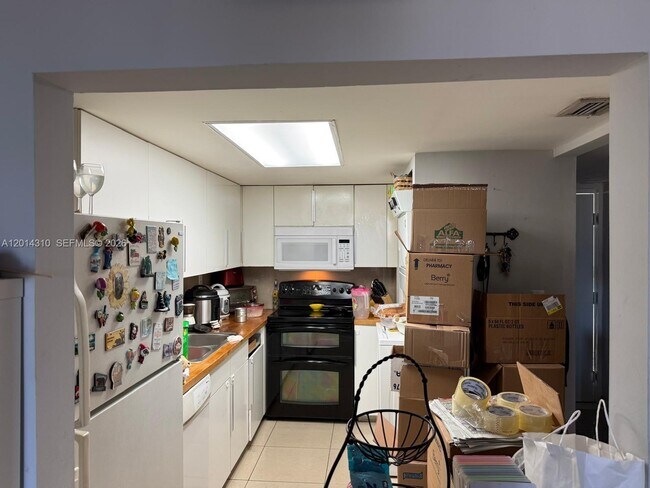 Building Photo - 10090 NW 80th Ct