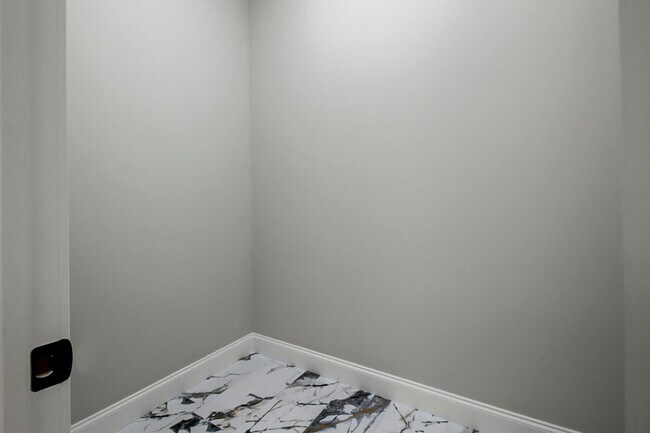 Building Photo - 1143 SW Estaugh Ave