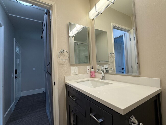 Building Photo - Recently Remodeled Condo in Villa La Jolla...