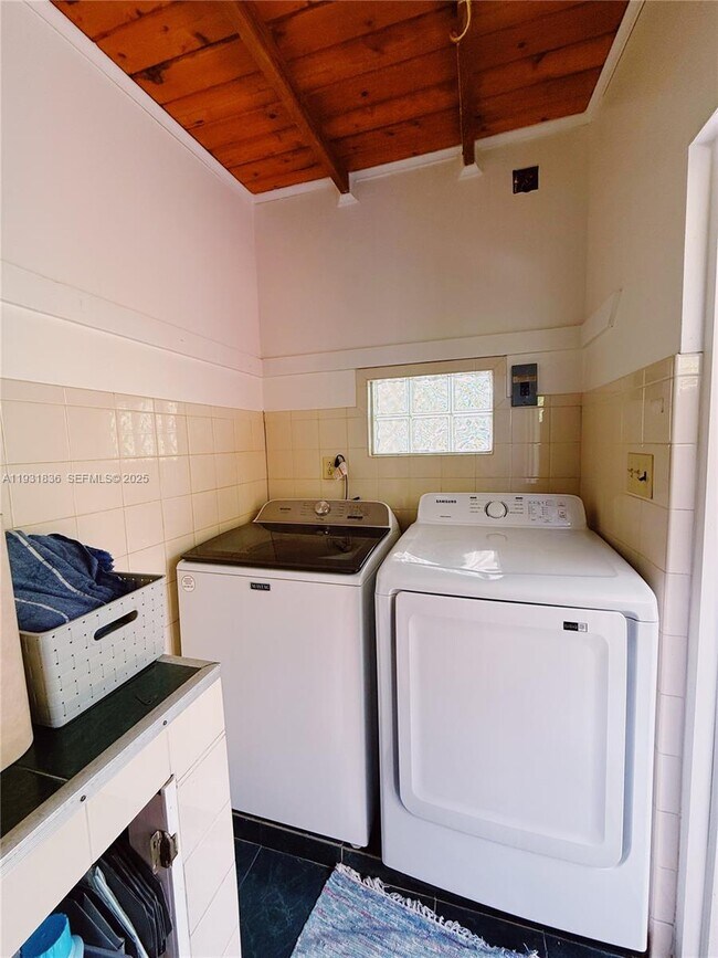 Building Photo - 1075 NE 120th St