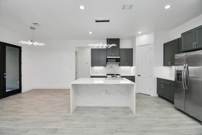 Building Photo - 517 Lovers Ln