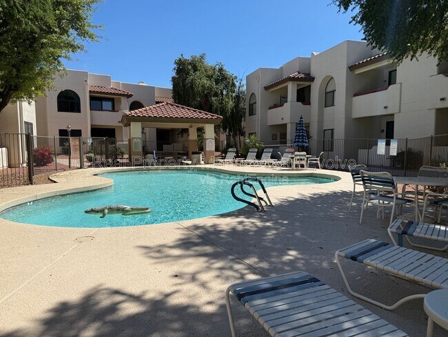 Building Photo - 750 E Northern Ave