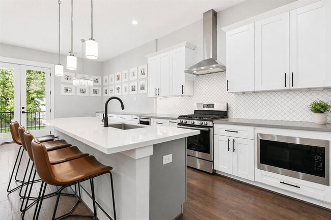 Building Photo - 913 Oak St