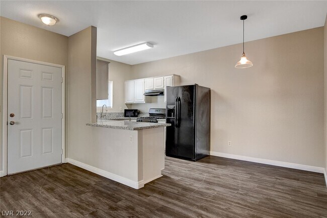 Building Photo - 5650 E Sahara Ave