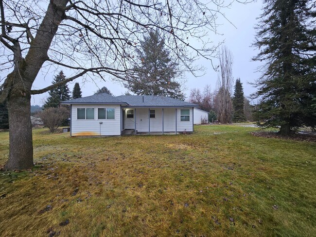 Building Photo - 3710 E Chattaroy Rd