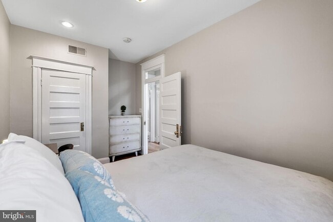 Building Photo - 145 D St SE