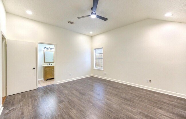 Building Photo - 16830 Scenic Gardens Dr