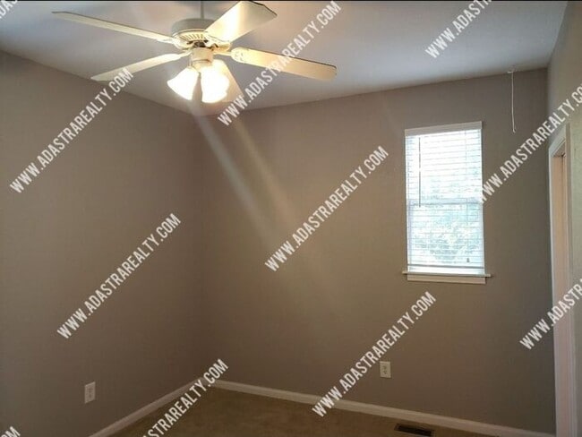 Building Photo - Spacious Remodeled 2 Bed/2 Bath in Lawrenc...