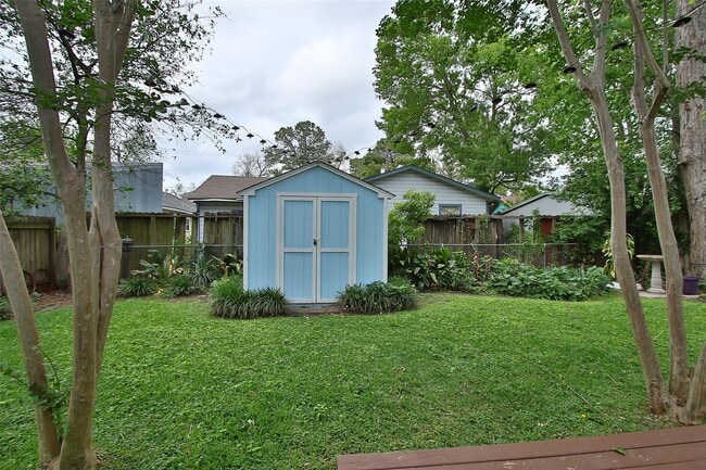 Building Photo - 1010 Louise St