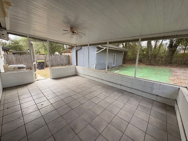 Building Photo - Move in ready 4/2 New floors, new paint