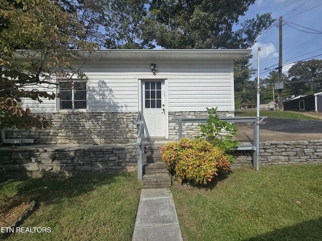 Building Photo - 136 Pine Rd