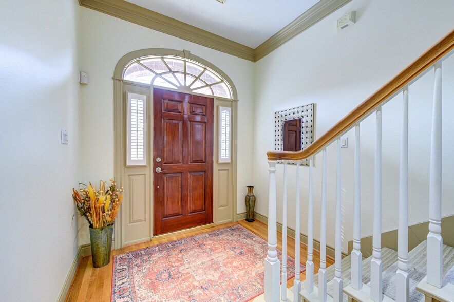 Beautiful entryway - 6811 Staffordshire