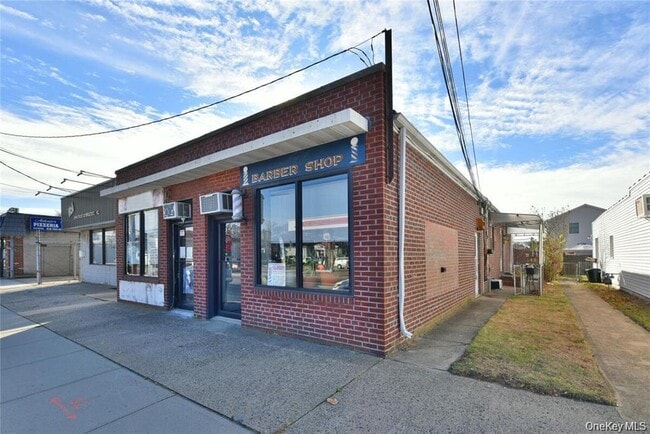 Building Photo - 542 E Meadow Ave