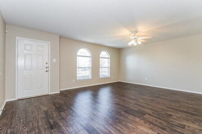 Building Photo - 2745 Briscoe Dr