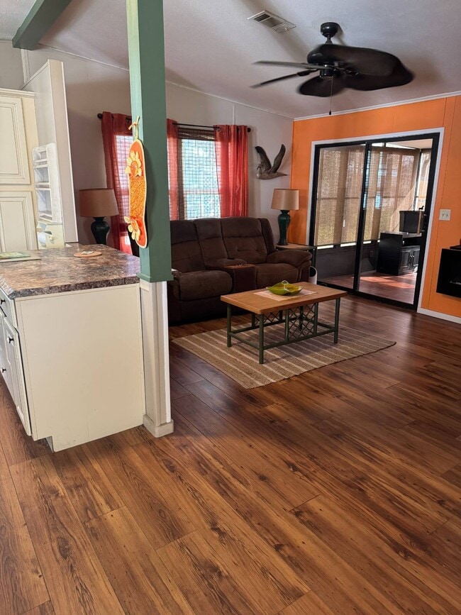 Building Photo - 638 N Edgewater Dr