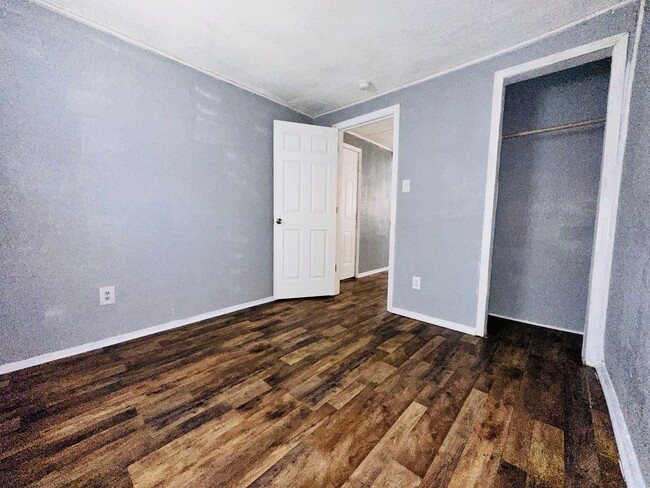 Building Photo - 3 bedroom one bath